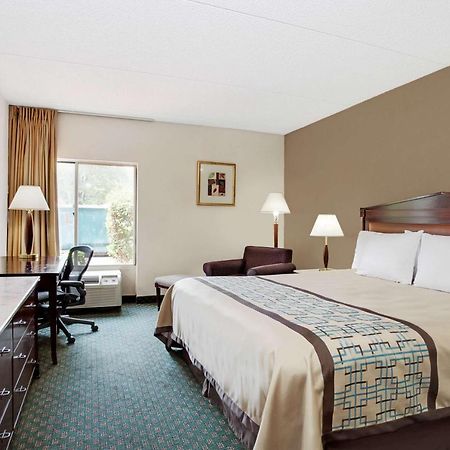 Days Inn By Wyndham Newport News City Center Oyster Point Zewnętrze zdjęcie