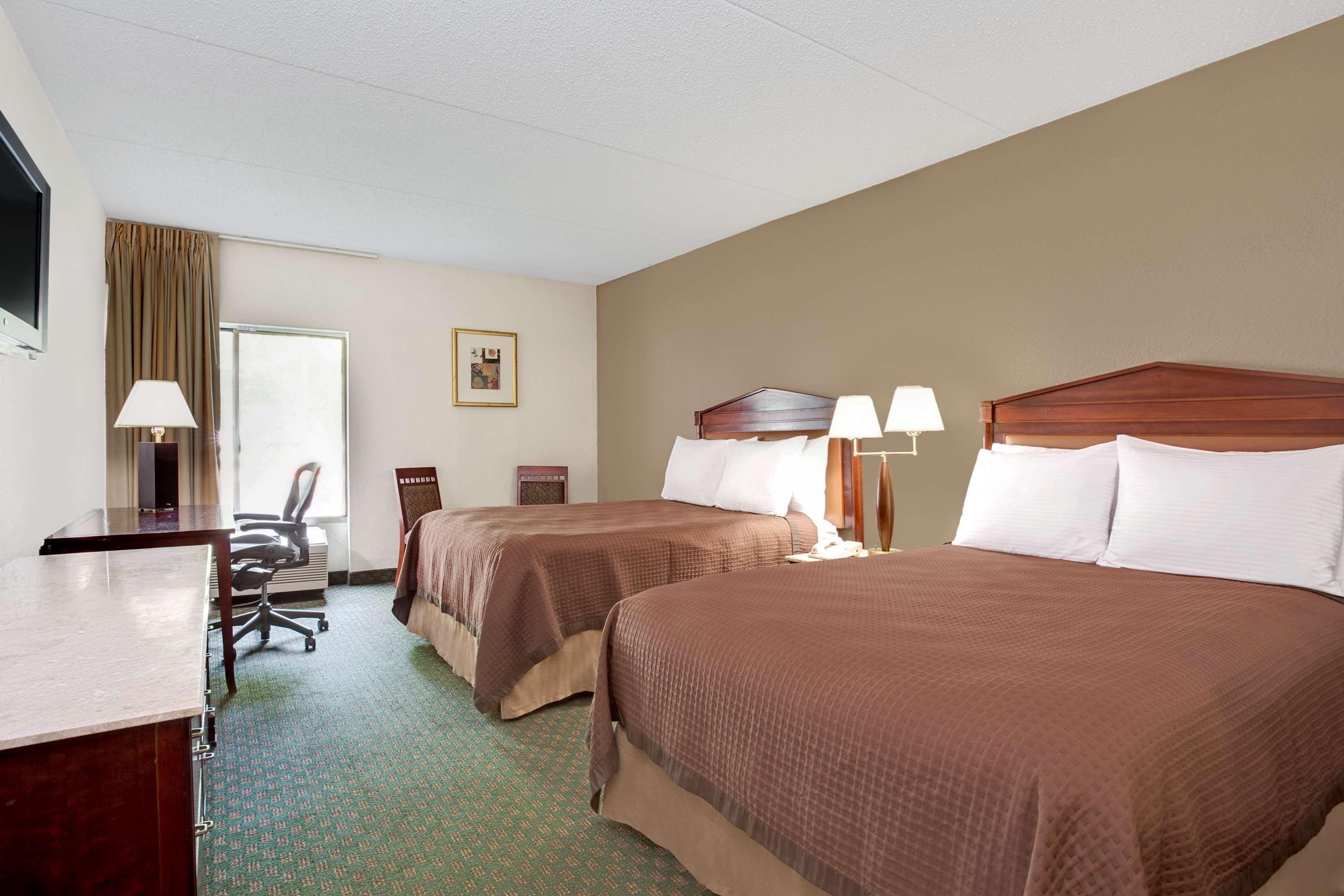 Days Inn By Wyndham Newport News City Center Oyster Point Zewnętrze zdjęcie