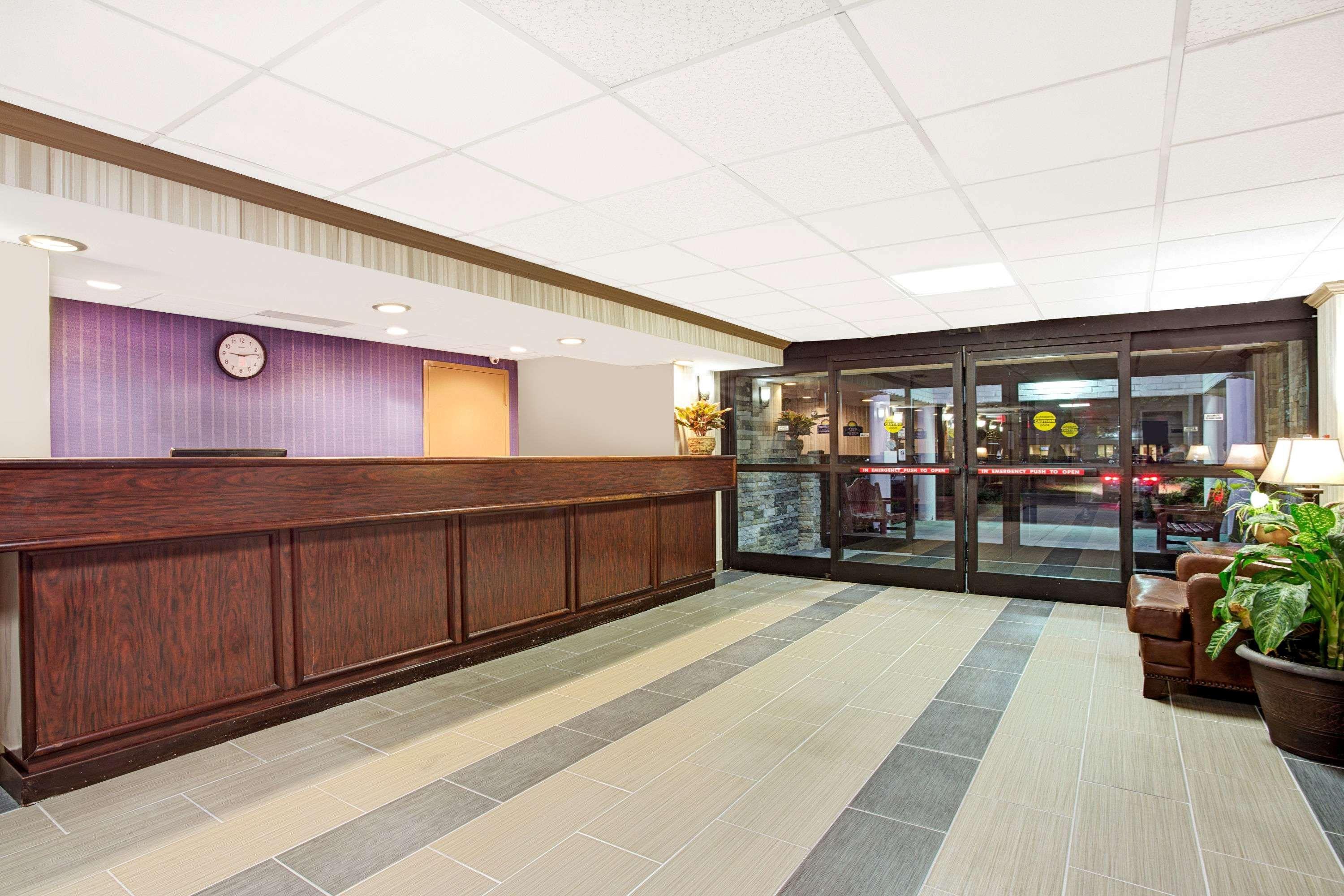 Days Inn By Wyndham Newport News City Center Oyster Point Zewnętrze zdjęcie