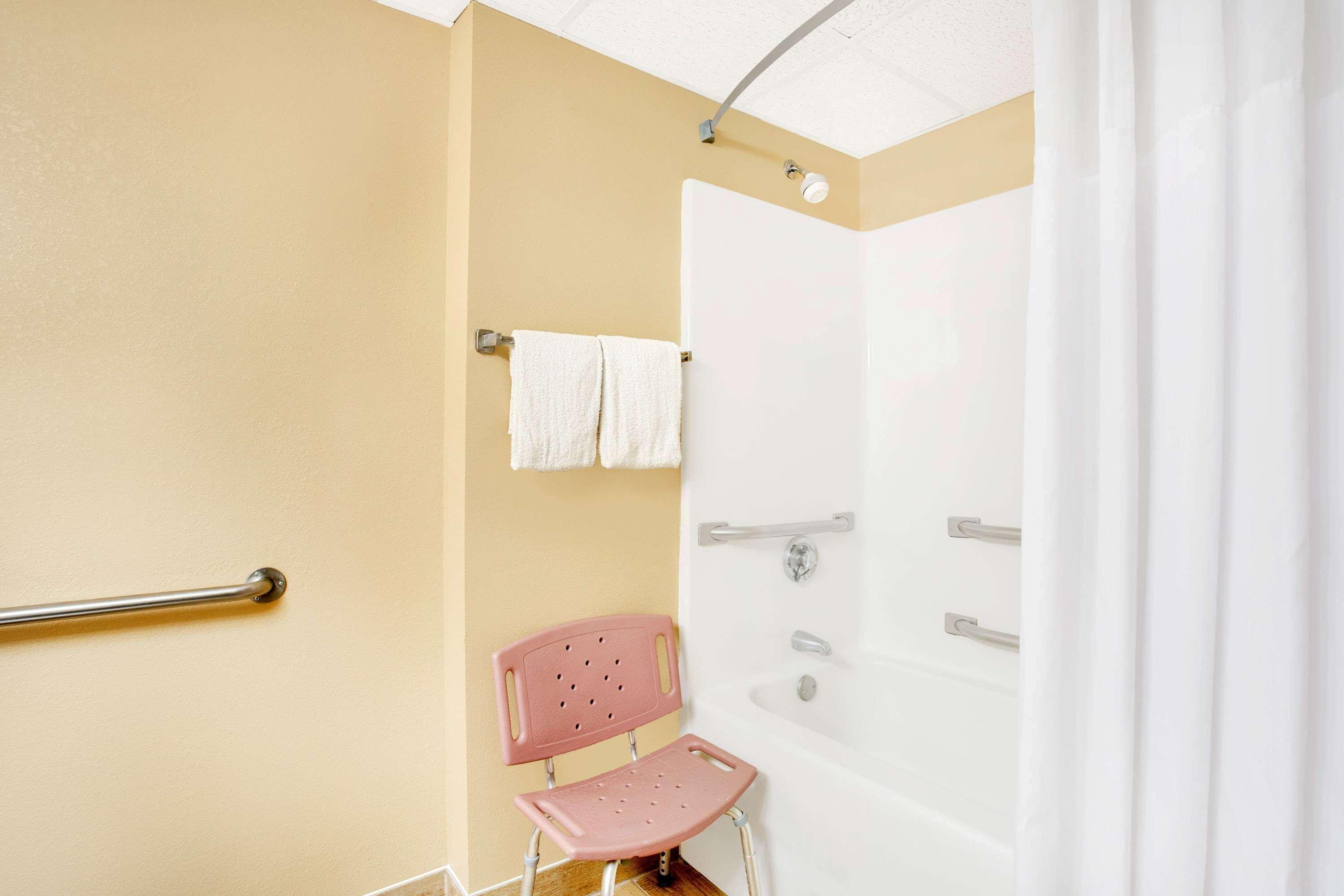 Days Inn By Wyndham Newport News City Center Oyster Point Zewnętrze zdjęcie