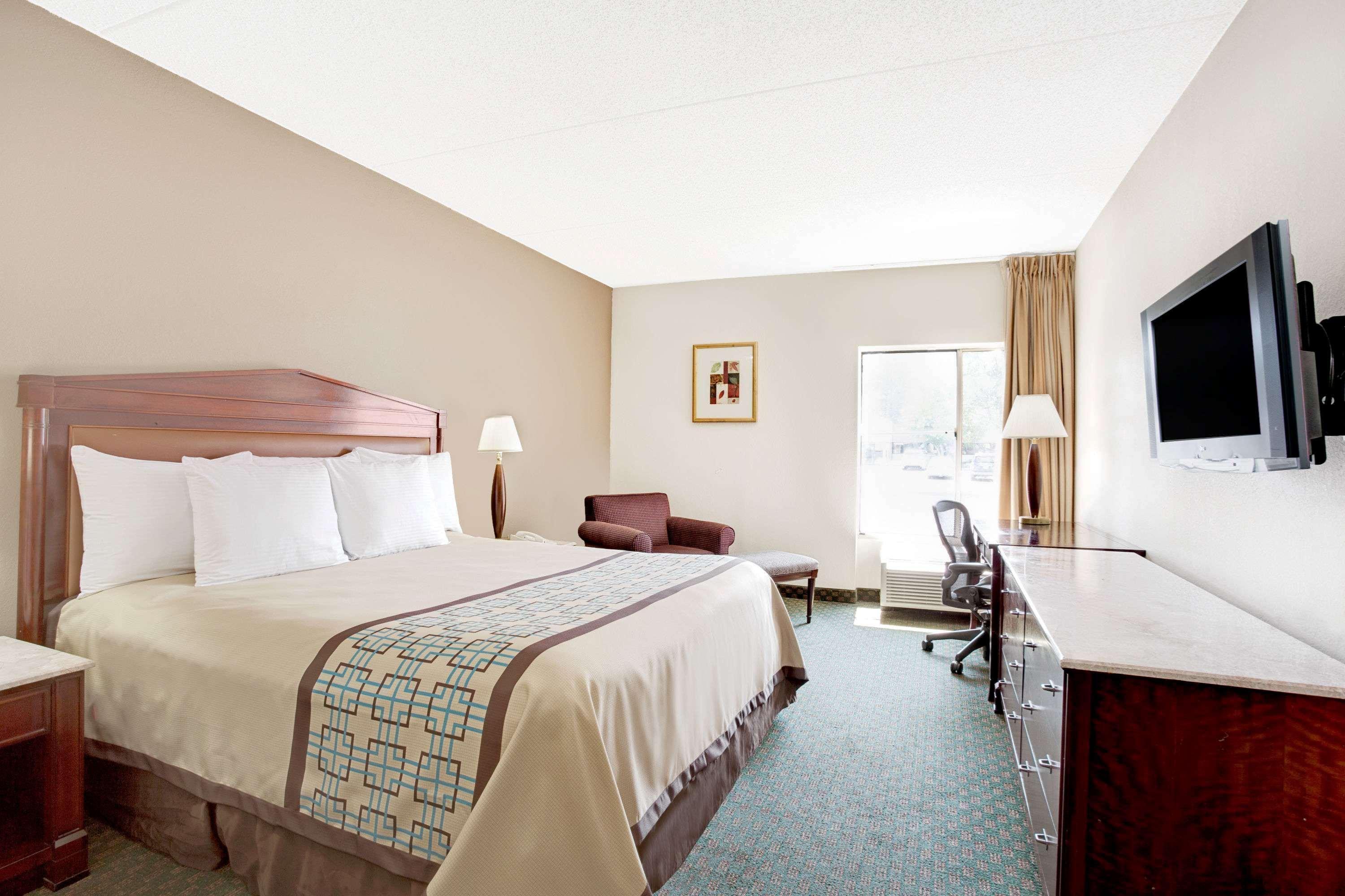 Days Inn By Wyndham Newport News City Center Oyster Point Zewnętrze zdjęcie