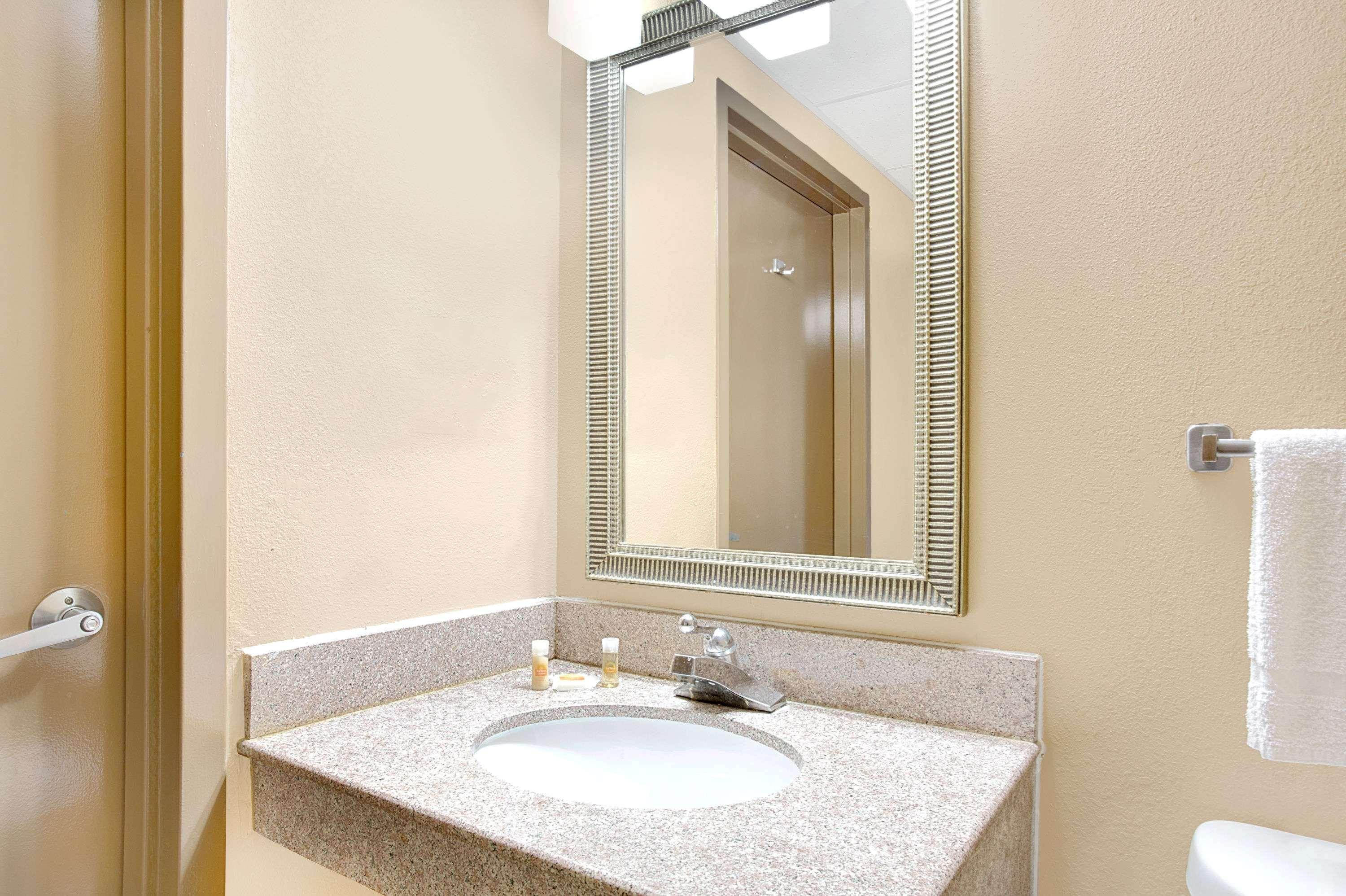 Days Inn By Wyndham Newport News City Center Oyster Point Zewnętrze zdjęcie