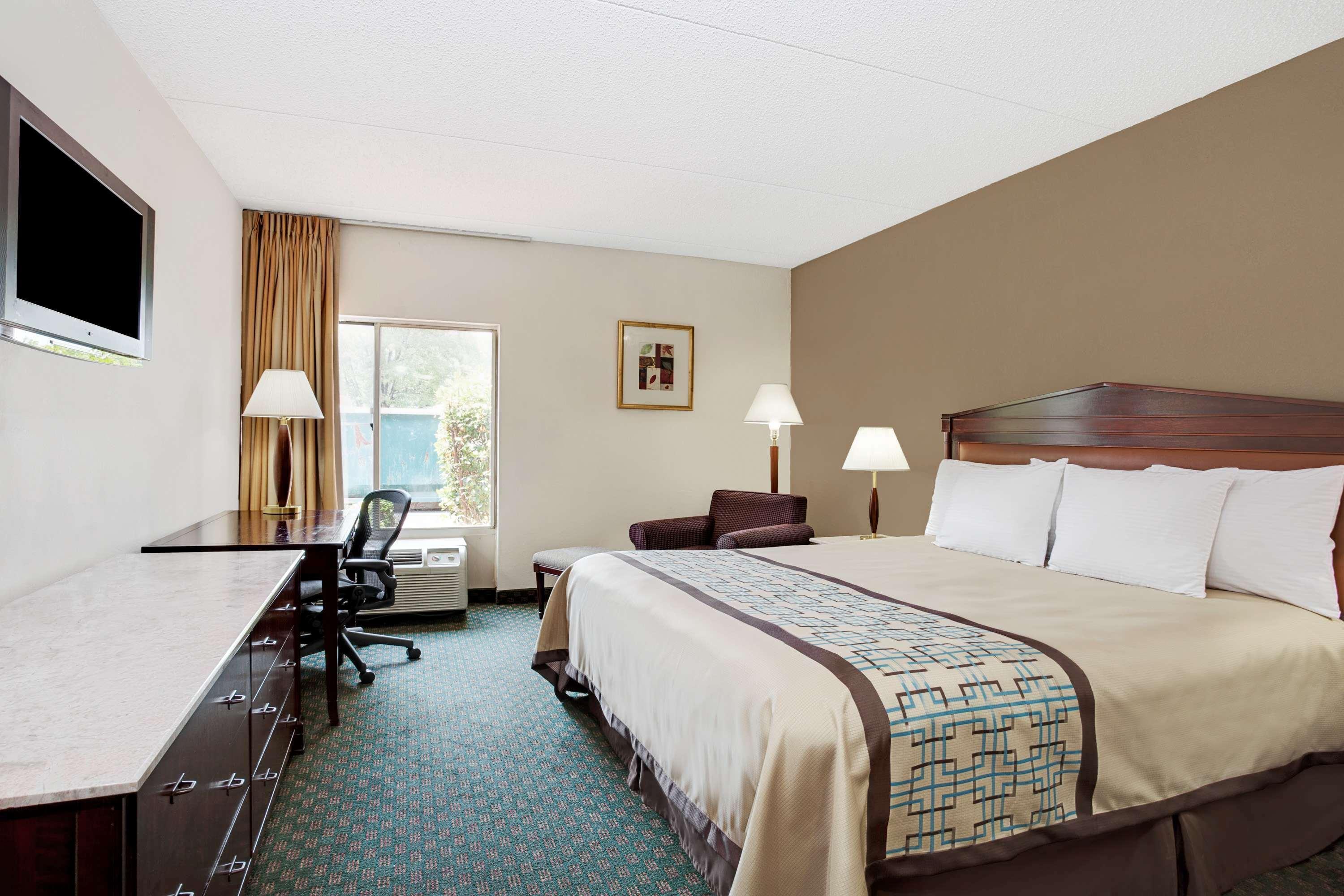 Days Inn By Wyndham Newport News City Center Oyster Point Zewnętrze zdjęcie
