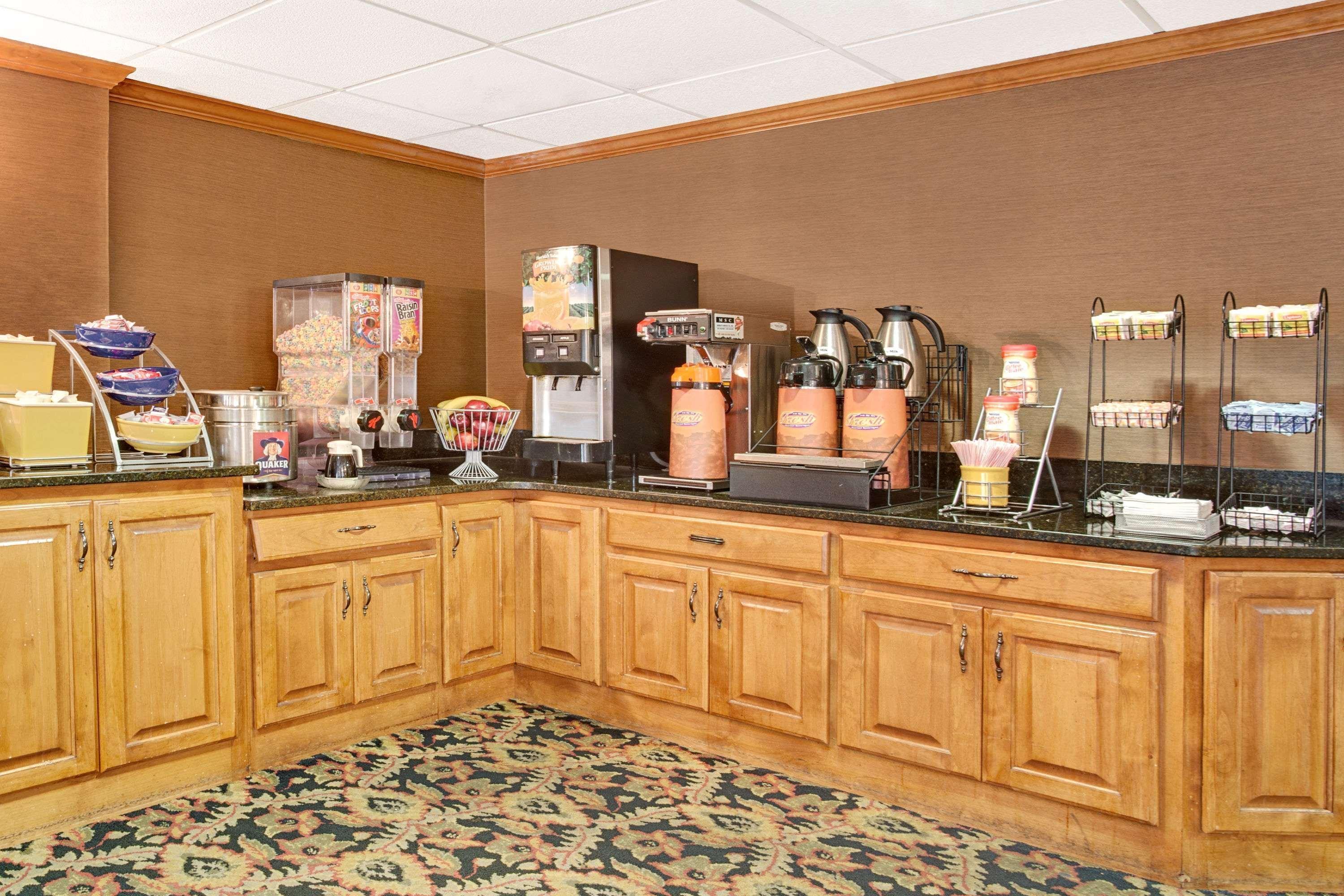Days Inn By Wyndham Newport News City Center Oyster Point Zewnętrze zdjęcie