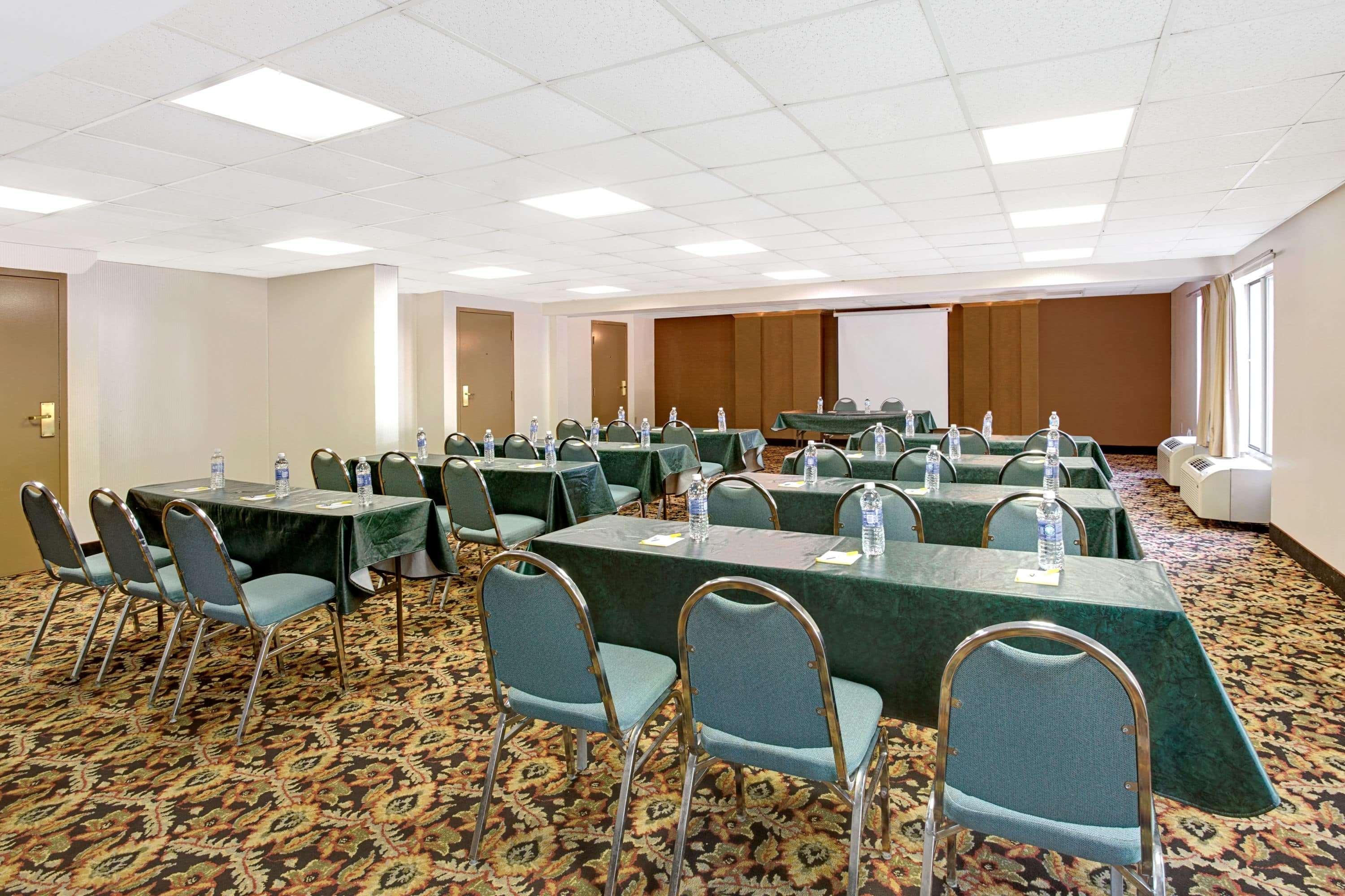 Days Inn By Wyndham Newport News City Center Oyster Point Zewnętrze zdjęcie