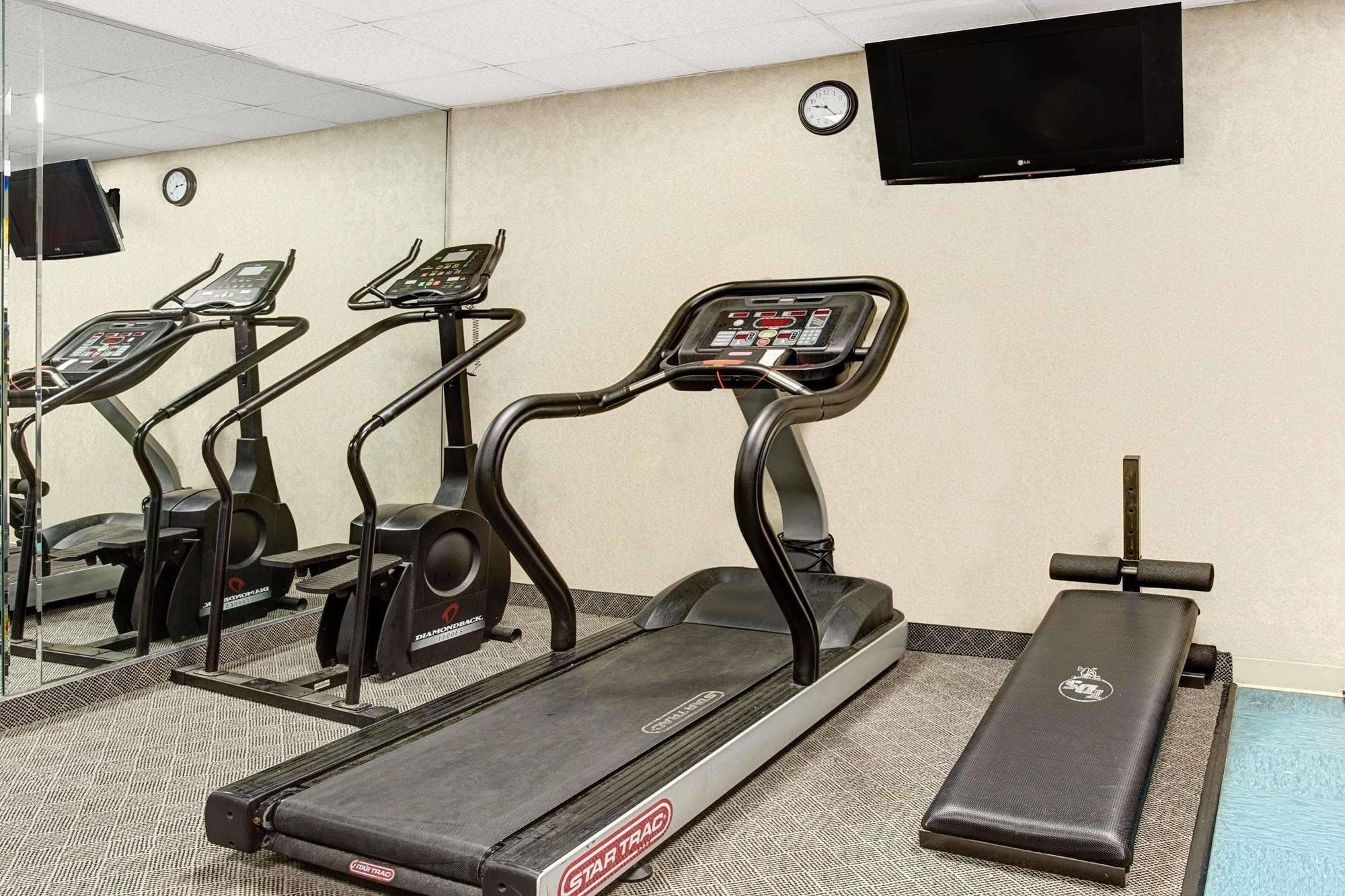 Days Inn By Wyndham Newport News City Center Oyster Point Zewnętrze zdjęcie